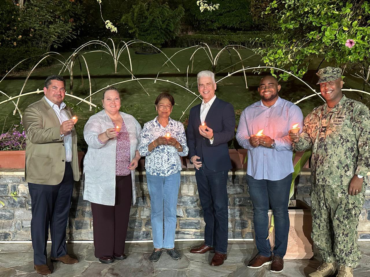 Primera Ministra de Trinidad y Tobago junto s la encargada de negocios de Estados Unidos y representantes militares en su residencia celebrando el Divali