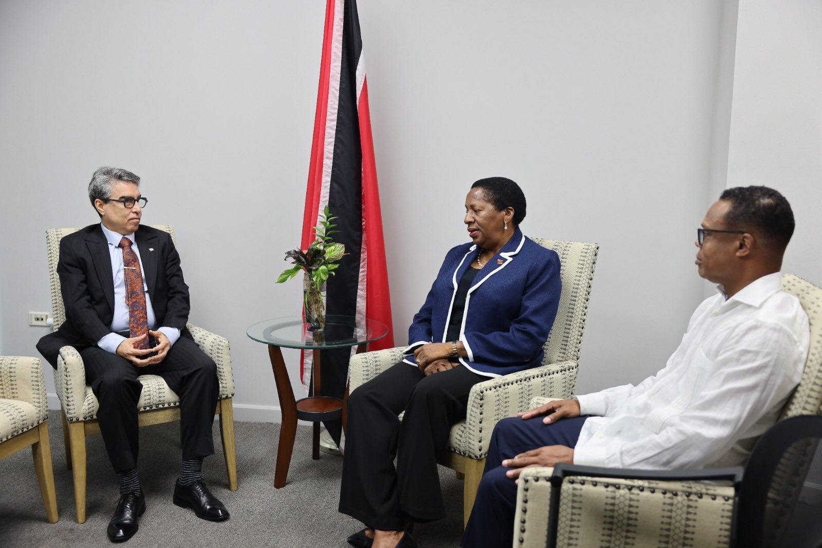 572387935_1366126965523076_5108586159282681985_n Embajador de Venezuela en Trinidad y Tobago, Álvaro Sánchez, juntoa la líder de oposición Penny Beckles y el ex ministro de exteriores y Caricom, Amery Browne.