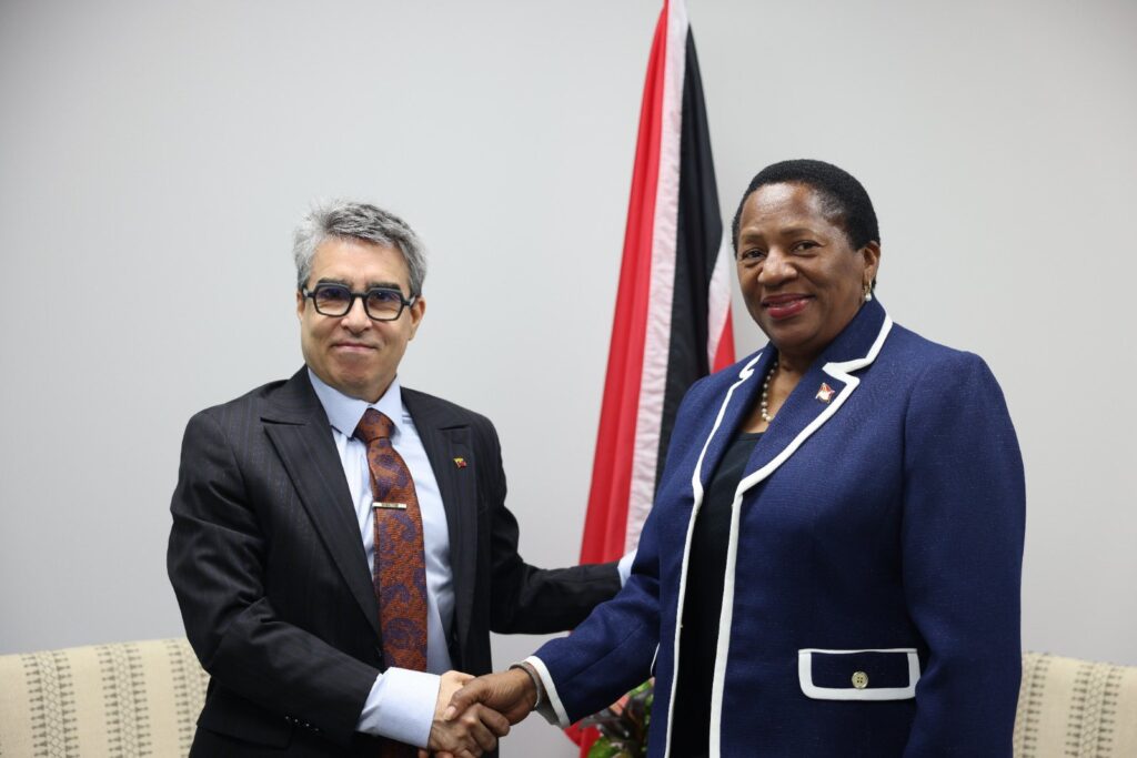 Embajador de Venezuela, Álvaro Sánchez Cordero, se reúne en visita de cortesía con la líder de oposición de Trinidad y Tobago  y diputada del PNM, Penny Beckles.