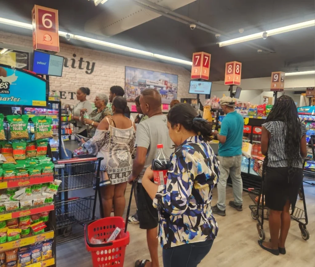 Población de Trinidad y Tobago realiza compras nerviosas ante la supuesta máxima alerta militar.