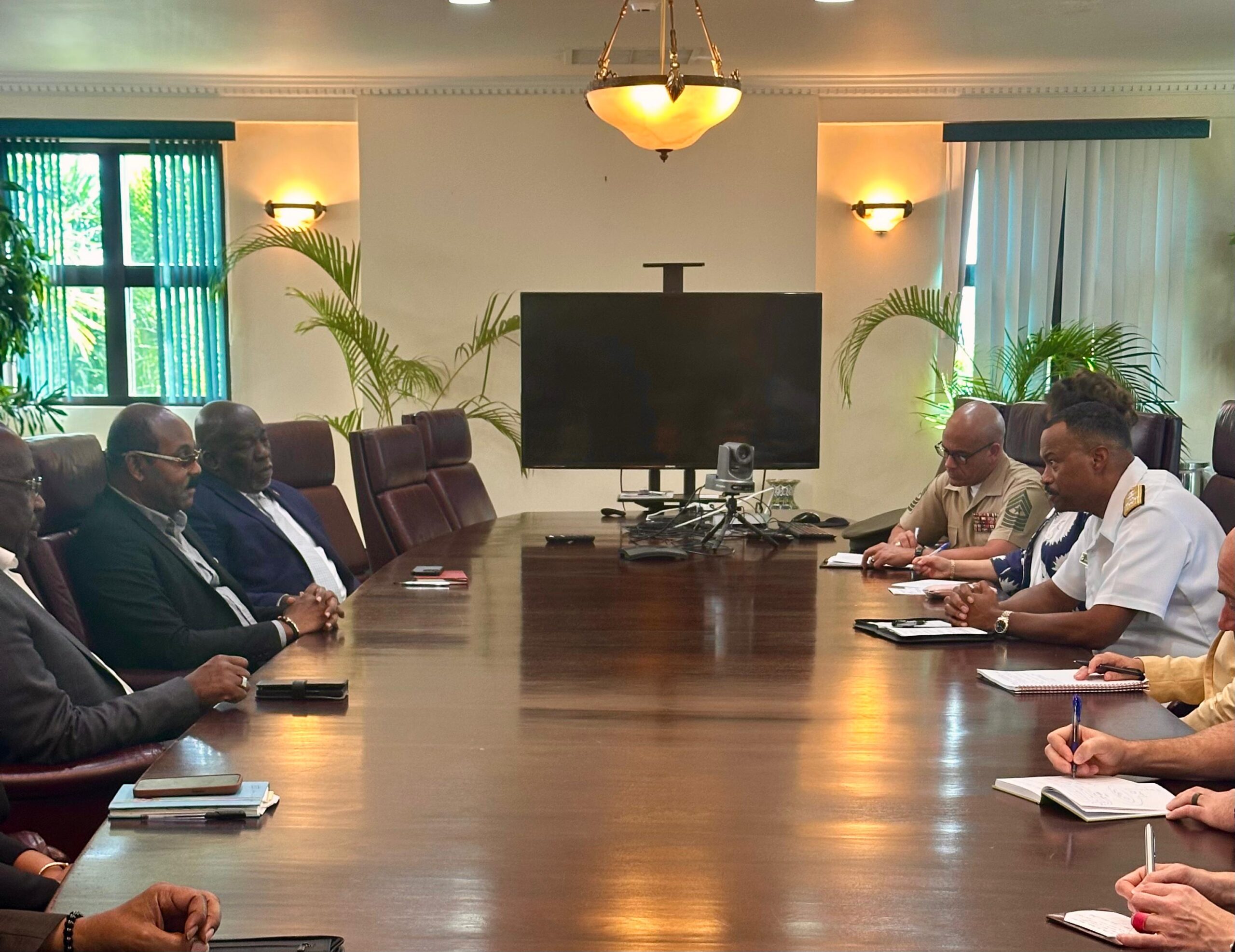 Primer Ministro de Antigua y Barbuda, Gaston Browne, recibe al Almirante Alvin Holsey, Comandante del Comando Sur