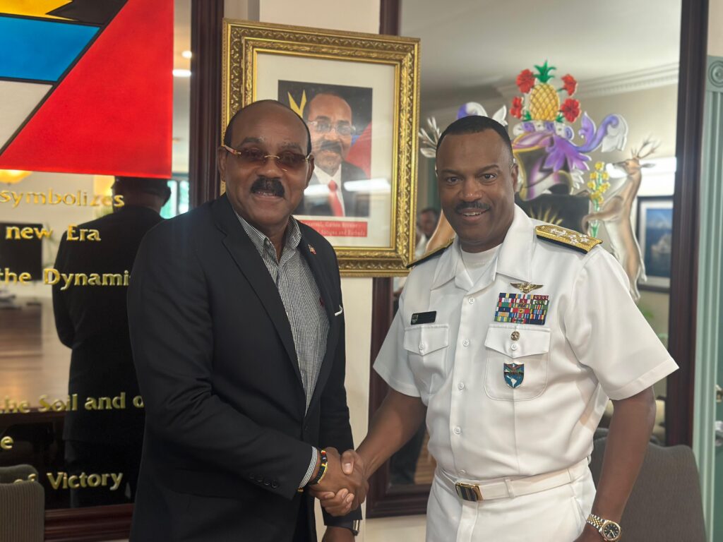 Primer Ministro de Antigua Y Barbuda, Gasto Browne, junto al Almirante Alvin Holsey, Comandante del Comando Sur de los Estados Unidos