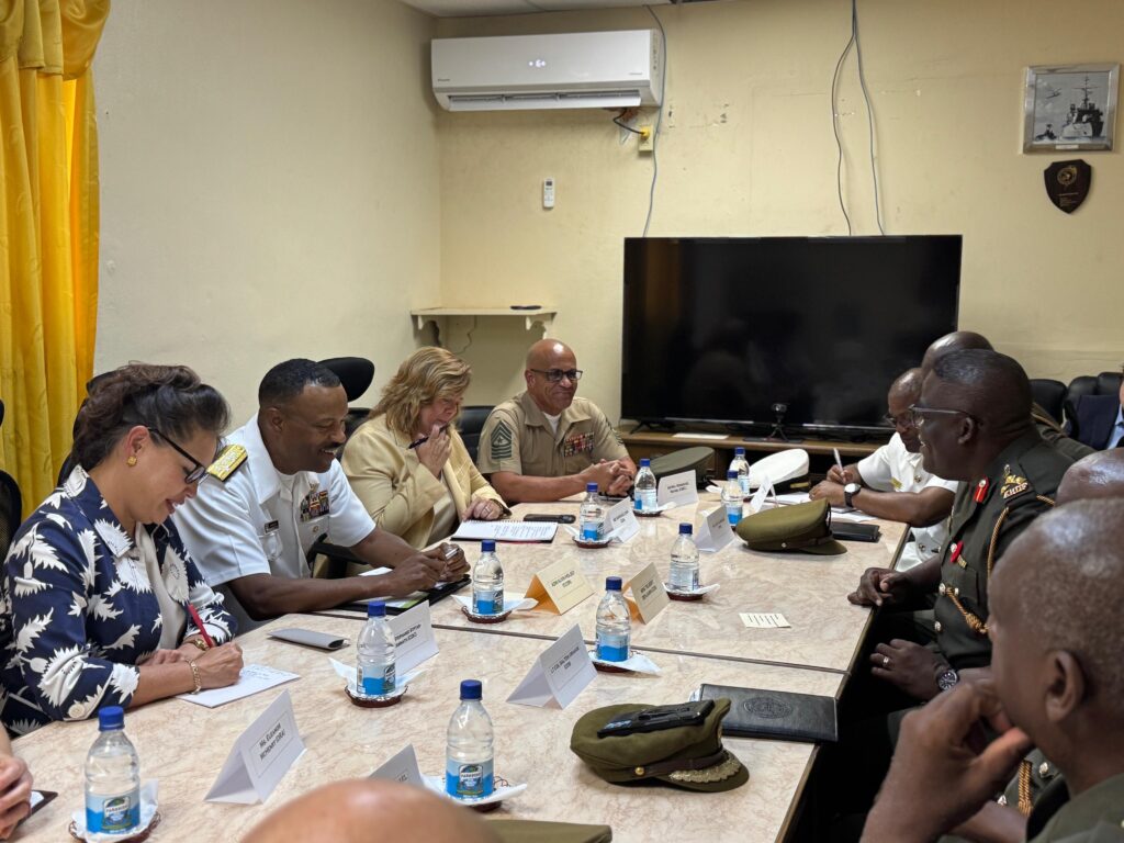Almirante Holsey en reunión con autoridades policiales de Granada, nación Caricom