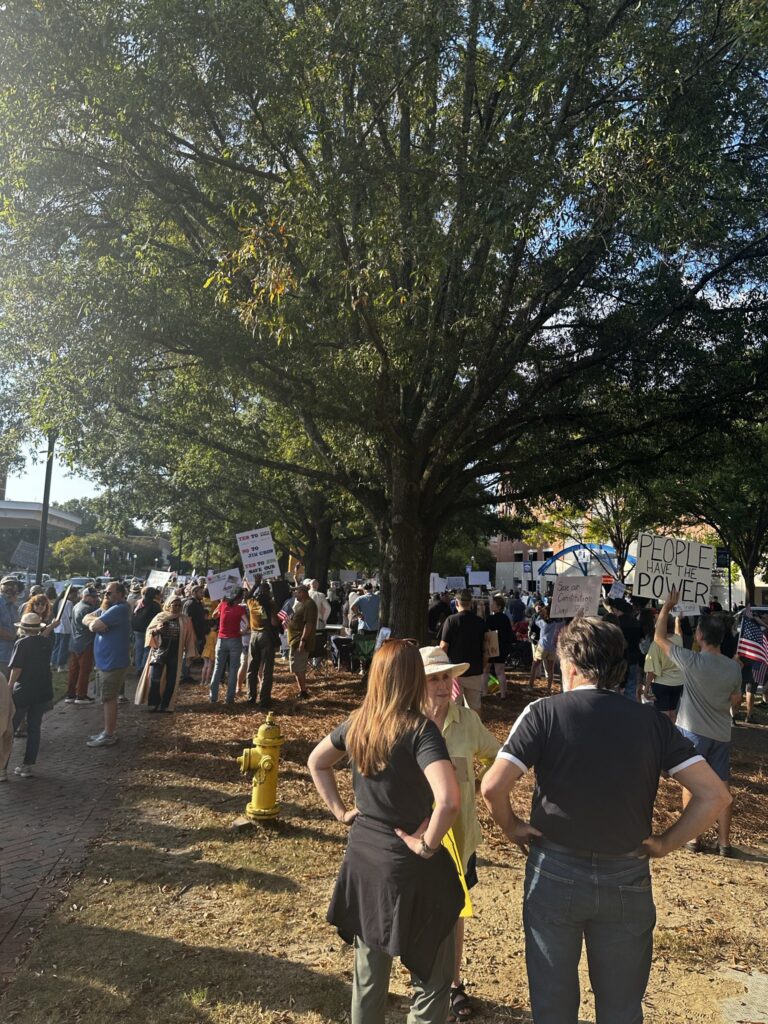 Primeras aglomeraciones de las No Kings en Columbus, Georgia
