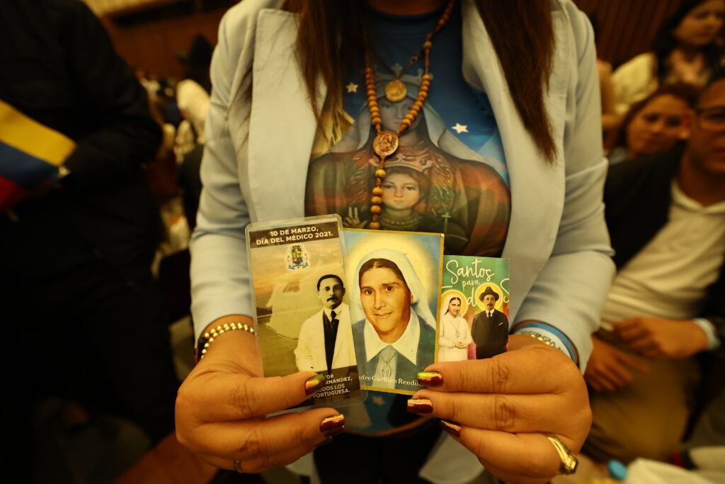 Papa León XIV bendice a delegaciones tras histórica canonización de siete santos