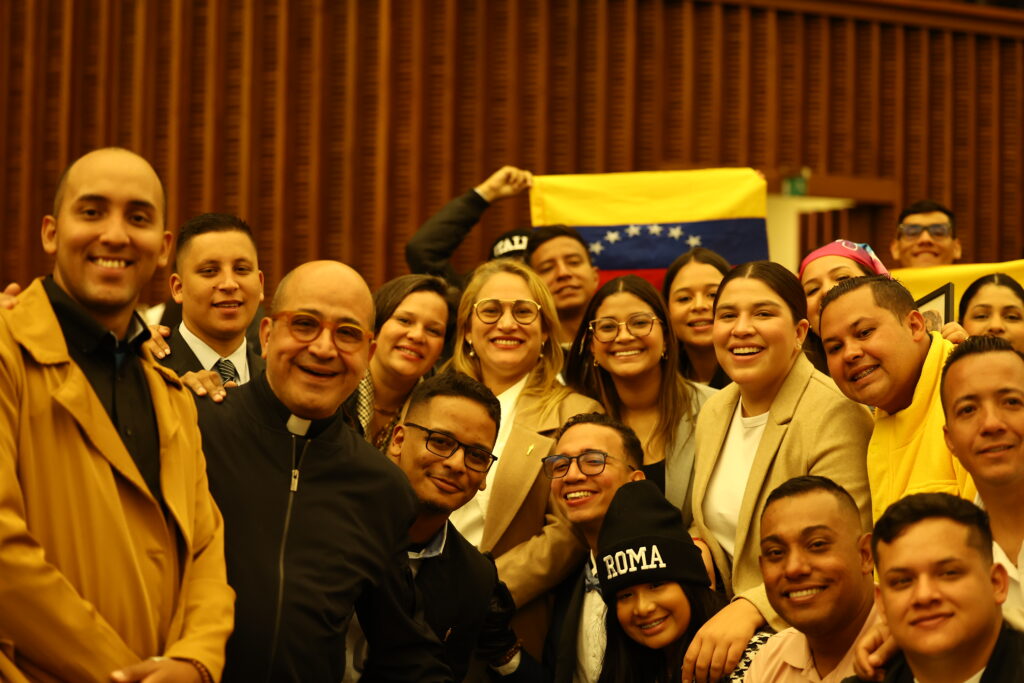 Papa León XIV bendice a delegaciones tras histórica canonización de siete santos