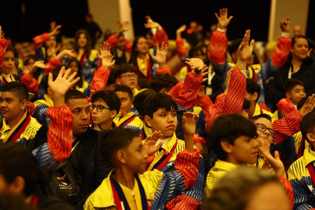Papa León XIV bendice a delegaciones tras histórica canonización de siete santos