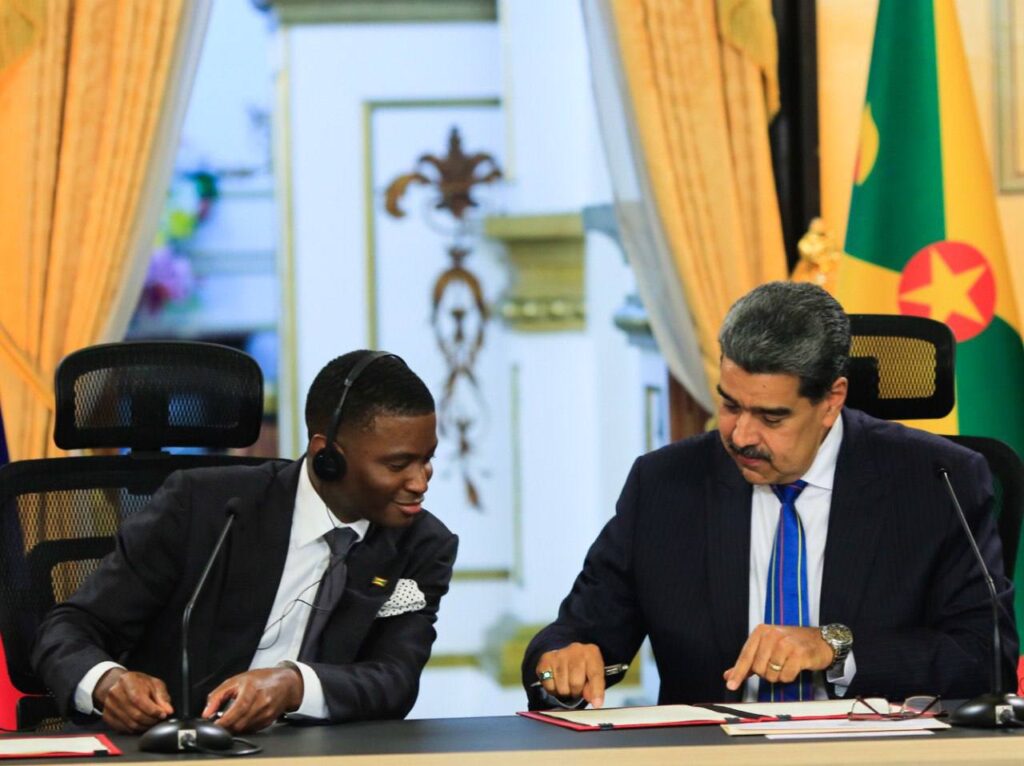 Primer Ministro de Granada, Dickon Mitchell en reunión con el Presidente de Venezuela, Nicolás Maduro Moros en Miraflores, Caracas, Venezuela.