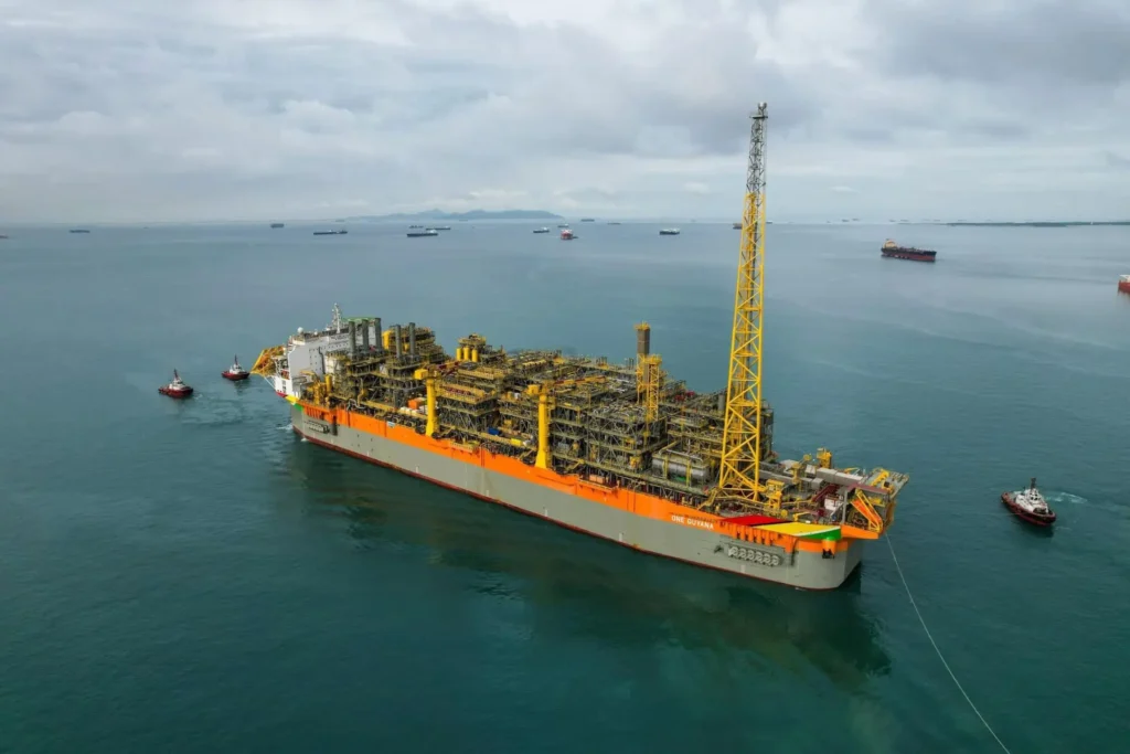 Buque OneGuyana de ExxonMobil operando en aguas por delimitar