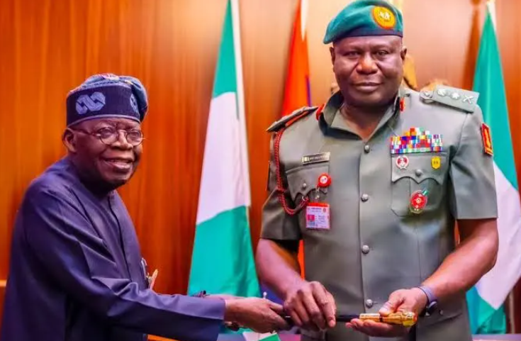 Presidente Tinibu junto a Olufemi Oluyede
