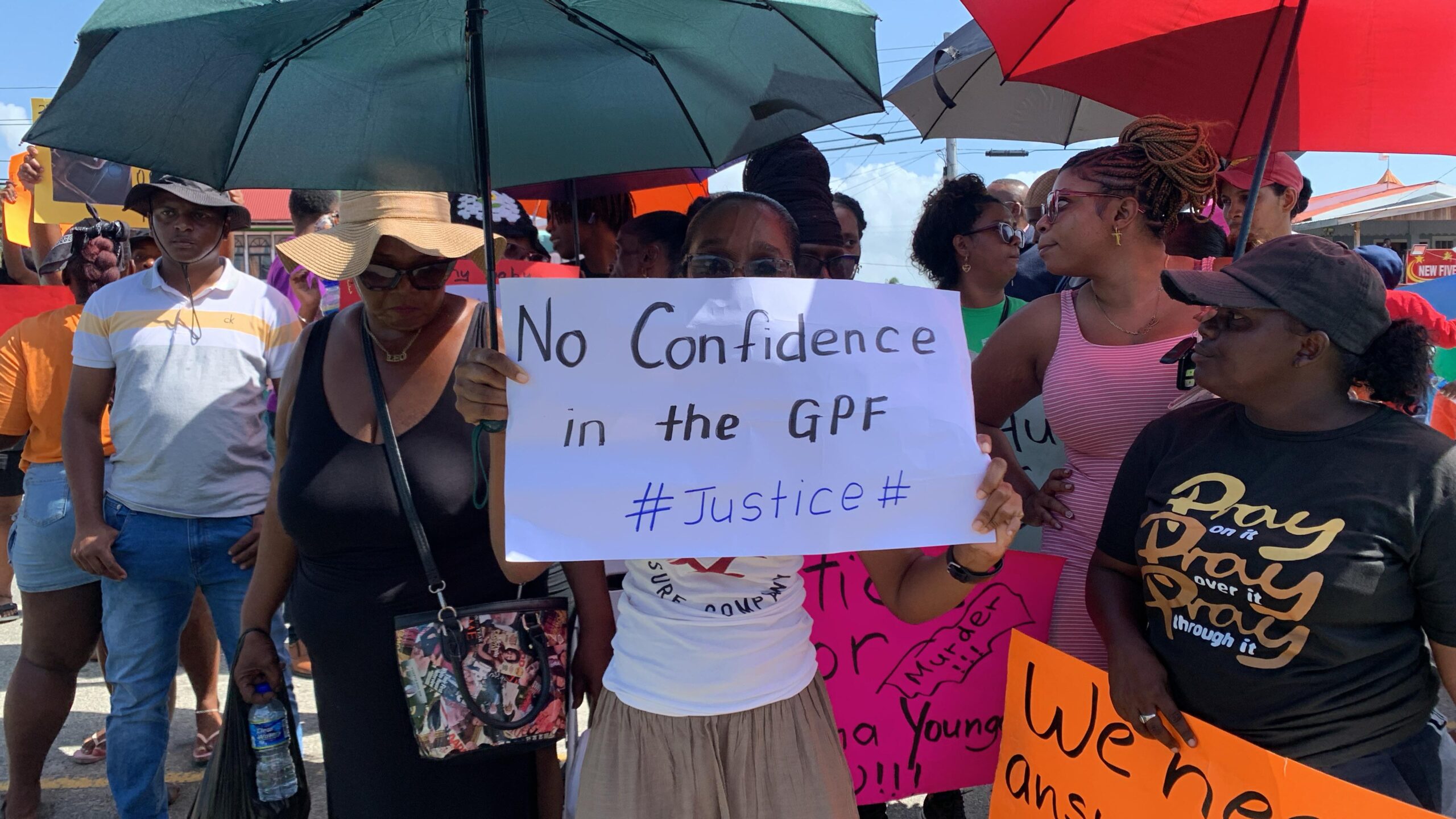 WhatsApp-Image-2025-04-25-at-3.10.19-PM-scaled Protestantes en Guyana exigen justicia para Adraiana Younge. Sostiene un cartel que reza: