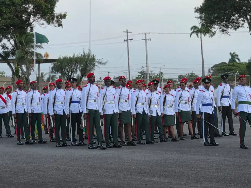 Cadetes de las Fuerzas de Defensa de Guyana realizan un desfile para su ascenso.