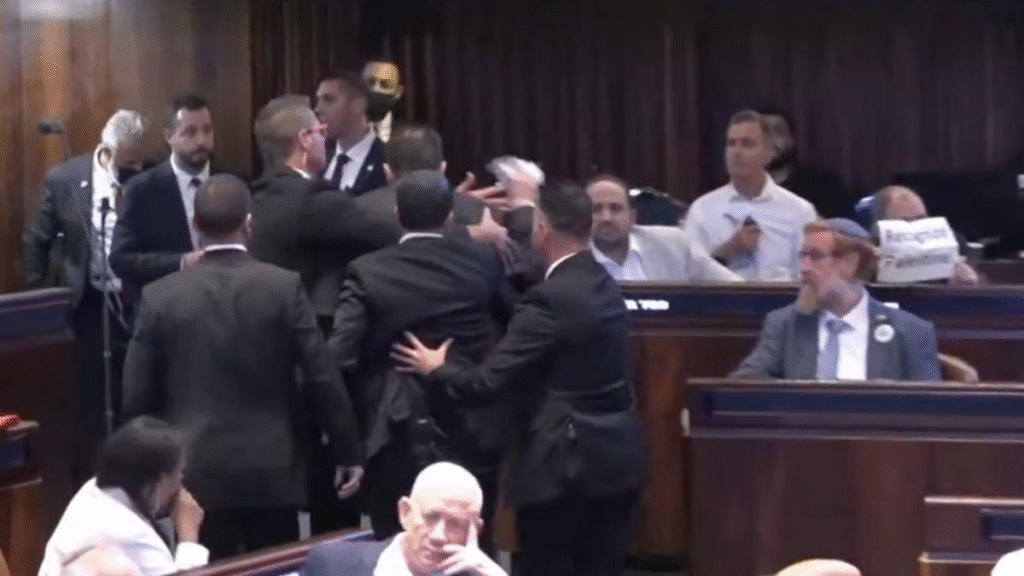 Diputados israelíes interrumpen discurso de Trump en la Knesset y son expulsados tras llamarle “terrorista”