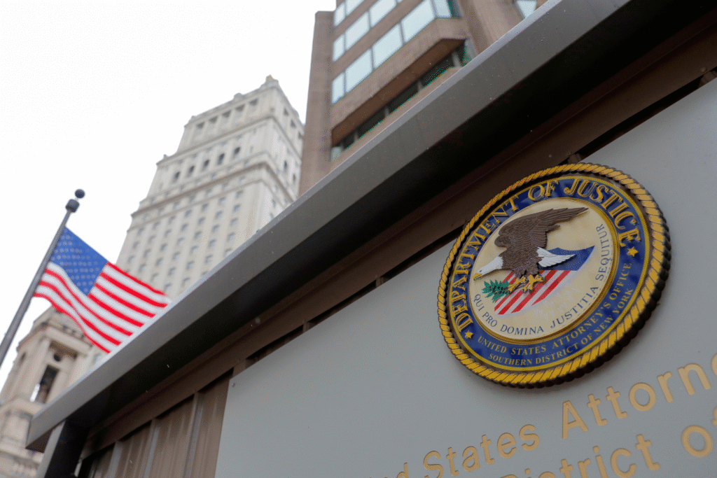 Trump exige al Departamento de Justicia 230 millones de dólares por investigaciones en su contra