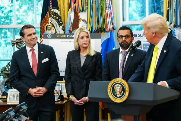 Trump exige al Departamento de Justicia 230 millones de dólares por investigaciones en su contra