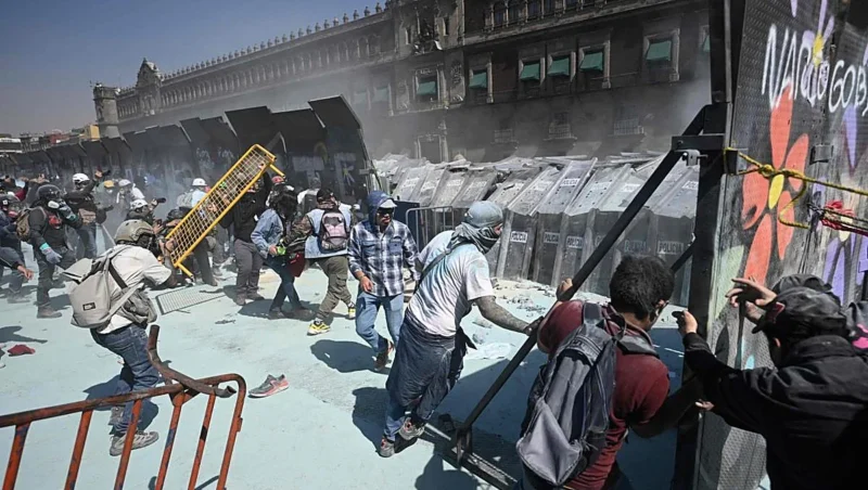 Confrontaciones entre policía y manifestantes violentos en el Zócalo, México