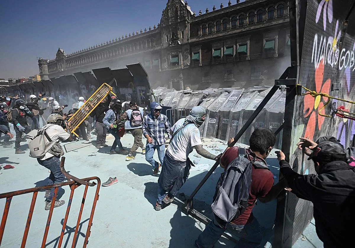 Confrontaciones entre policía y manifestantes violentos en el Zócalo, México