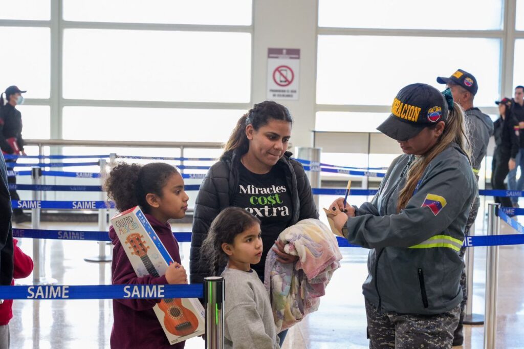 Retornan 279 venezolanos en el vuelo 85 del Plan Vuelta a la Patria