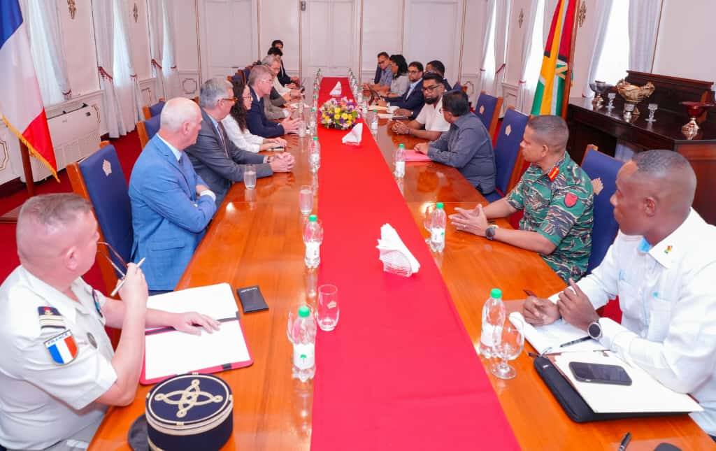 Oficiales de las Fuerzas de Defensa de Guyana junto a oficiales franceses