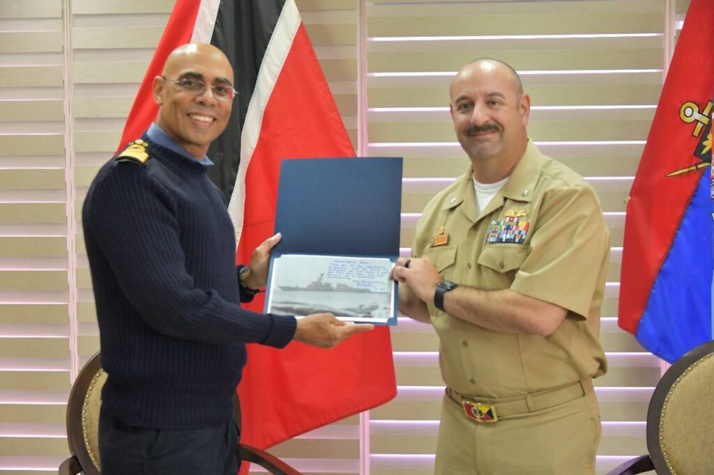 Don Polo, Jefe de las Fuerzas de defensa de Trinidad y Tobago, junto al capitán del USS Gravely