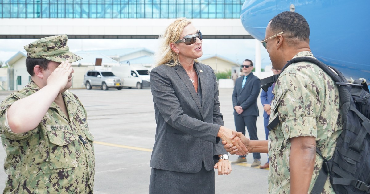 Jefe del Comando Sur saluda a embajadora estadounidense en Guyana, Nicole Theriot