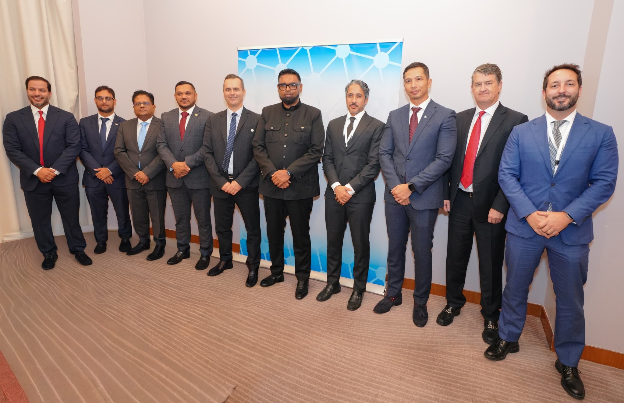 Directivos de empresas petroleras TotalEnergy, QatarEnergy y Petronas, reunidos con el presidente de Guyana, Irfaan Ali