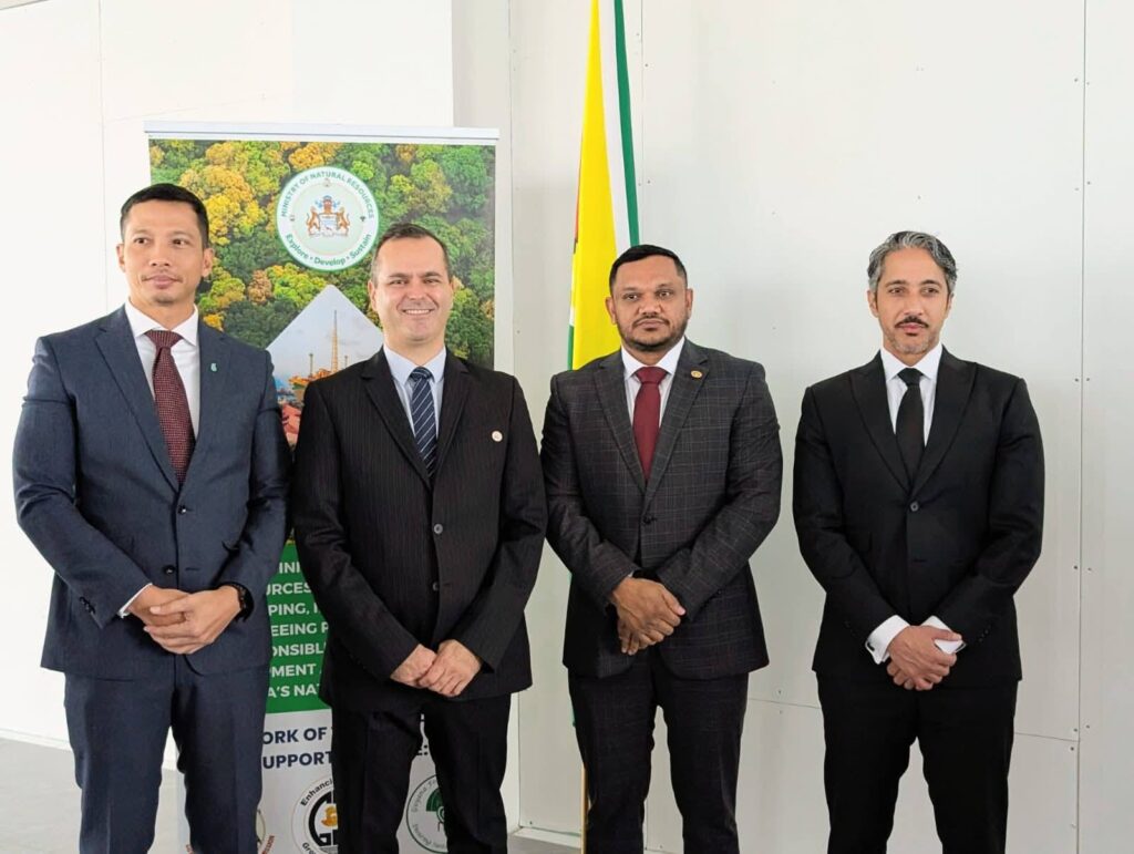 Vickram Bharrat junto a directivos de Petronas, TotalEnergies, QatarEnergy, quienes operarán los bloques en subasta con la anuencia del gobierno de Guyana