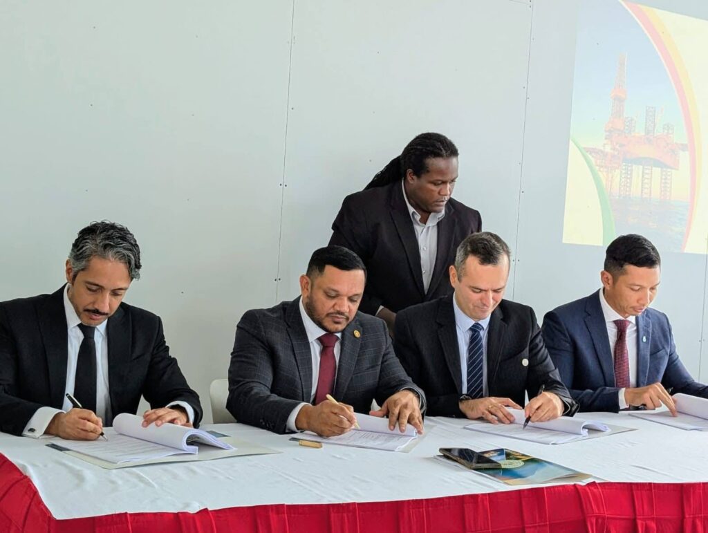 Ministro de Recursos Naturales de Guyana, Vickram Bharrat, en la firma de los acuerdos y licitaciones para los pozos superficiales en aguas por delimitar