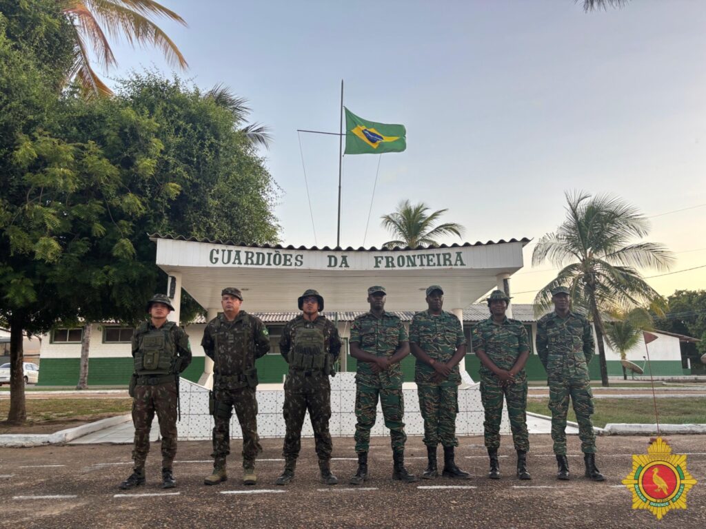 Miembros de las Fuerzas de Defensa de Guyana en instalaciones fronterizas del ejército de Brasil