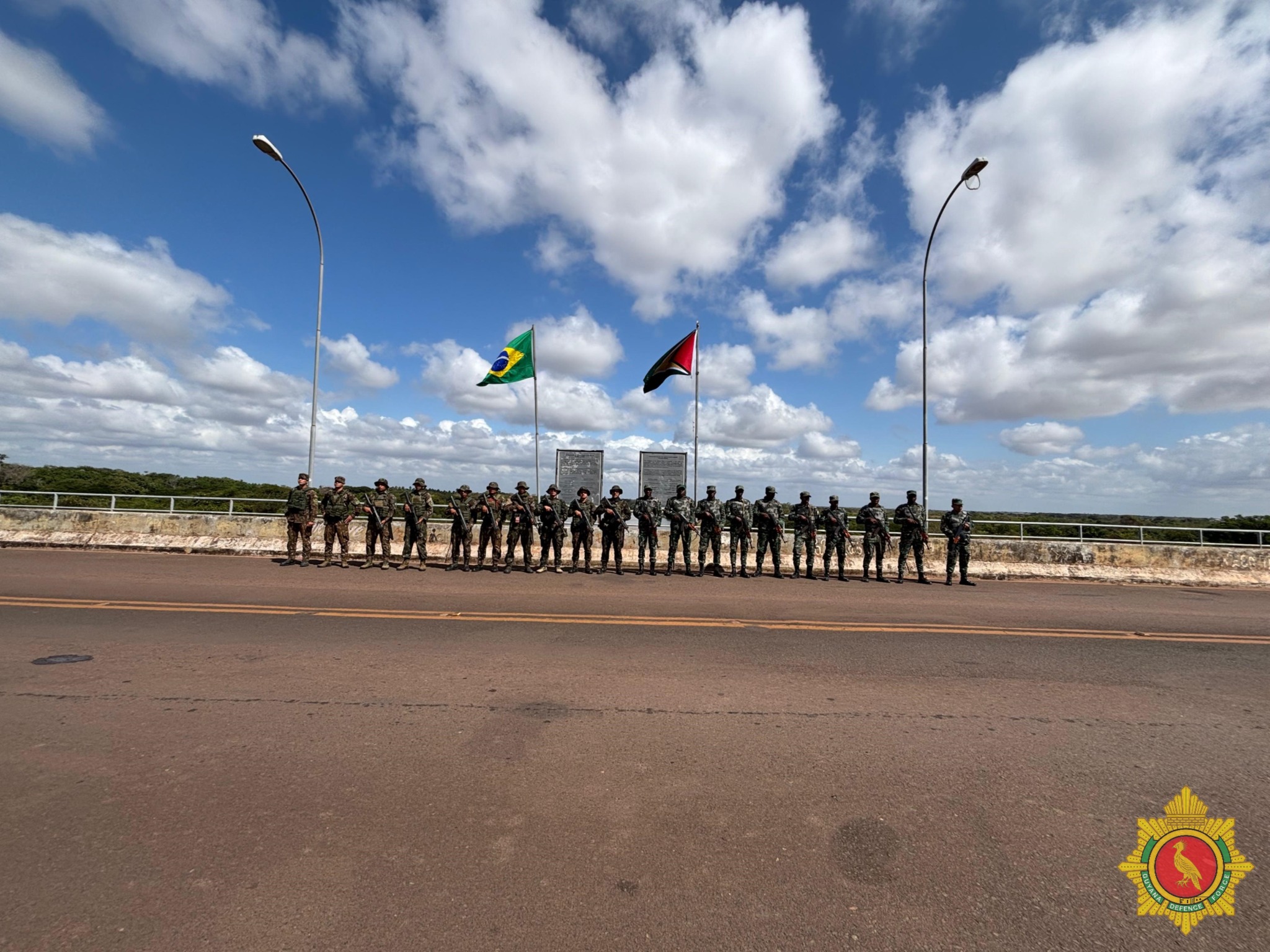 Fuerzas de Defensa de Guyana posan con ejército de Brasil