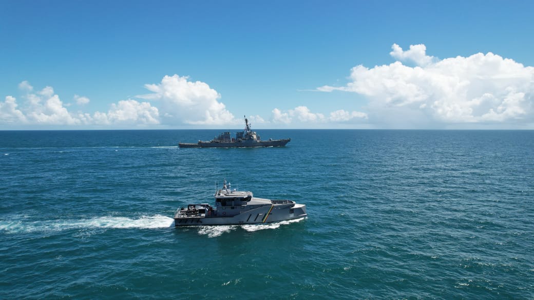 Buque de Guyana Shahoud junto a buque USS Mahan