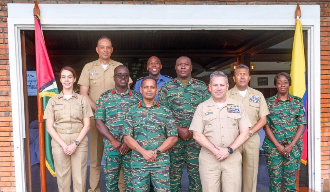 Oficiales de Guyana y Colombia en base Anangayana