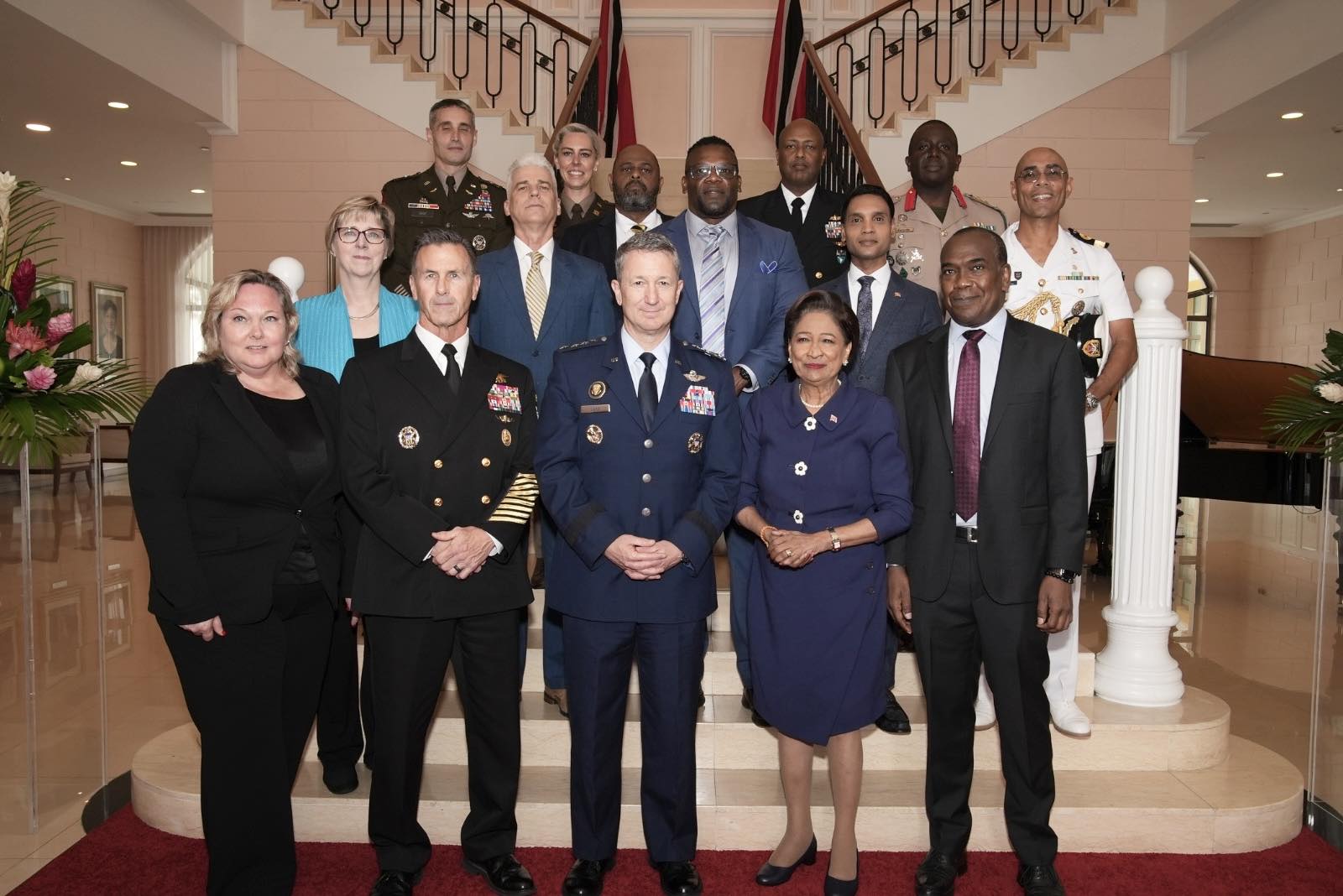 General Dan Caine junto a ministros y primera ministra de Trinidad y Tobago