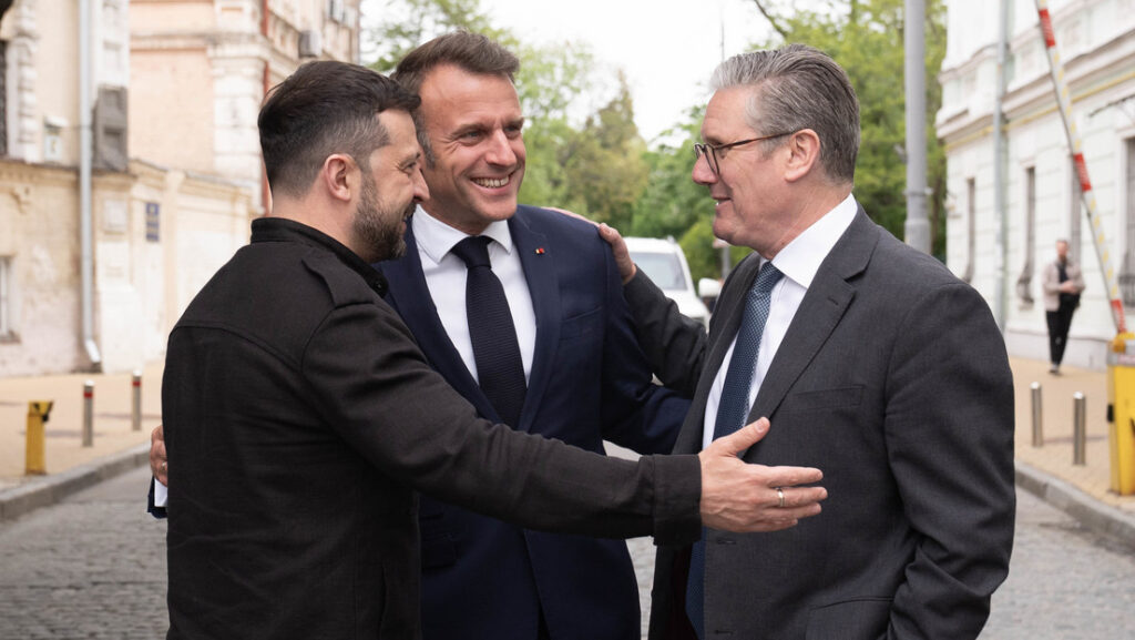 El líder del régimen de Kiev, Vladímir Zelenski, el presidente francés, Emmanuel Macron, y el primer ministro británico, Keir Starmer
Stefan Rousseau - WPA Pool / Gettyimages.ru