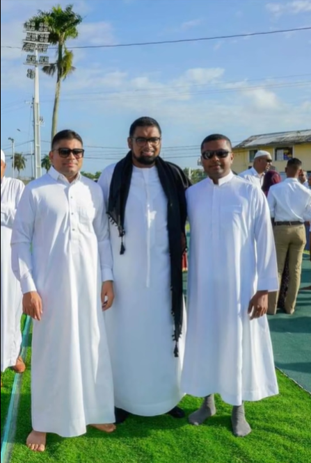 Irfaan Ali junto a Azruddin Mohamed en 2022