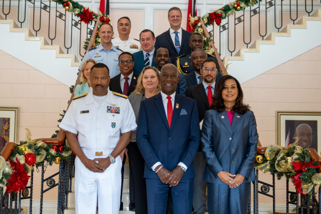 r ministro de Trinidad y Tobago, Keith Rowley, junto al Almirante Holsey, comandante del comando sur