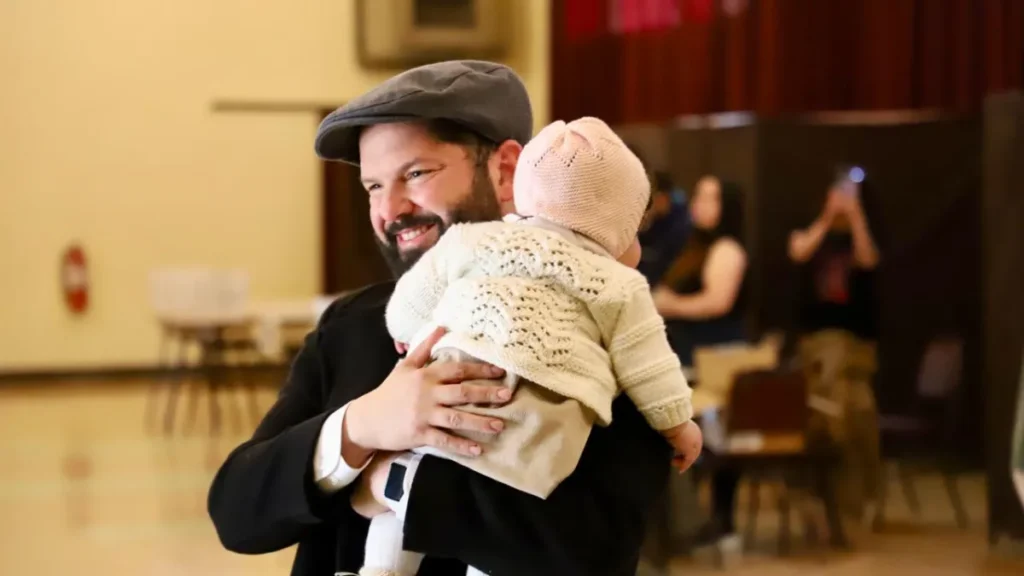 Presidente de Chile, Gabriel Boric, acompañado por su bebé Violeta, durante la jornad de votaciones