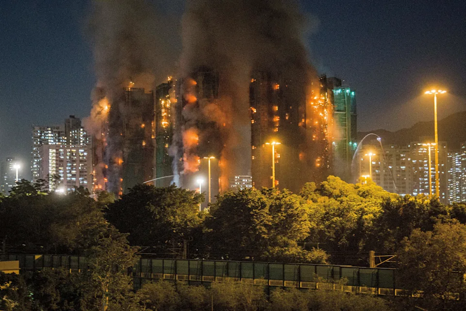 Tragedia en Hong Kong: Incendio devasta complejo residencial y deja al menos 13 muertos