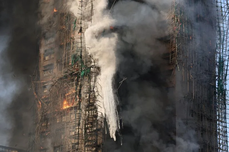 Tragedia en Hong Kong: Incendio devasta complejo residencial y deja al menos 13 muertos