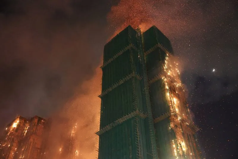 Tragedia en Hong Kong: Incendio devasta complejo residencial y deja al menos 13 muertos