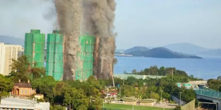 Tragedia en Hong Kong: Incendio devasta complejo residencial y deja al menos 13 muertos
