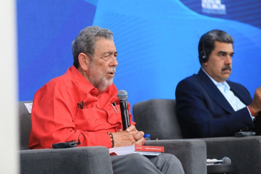 Primer ministro sanvicentino, Ralph Gonsalves, junto al presidente de Venezuela, Nicolás Maduro
