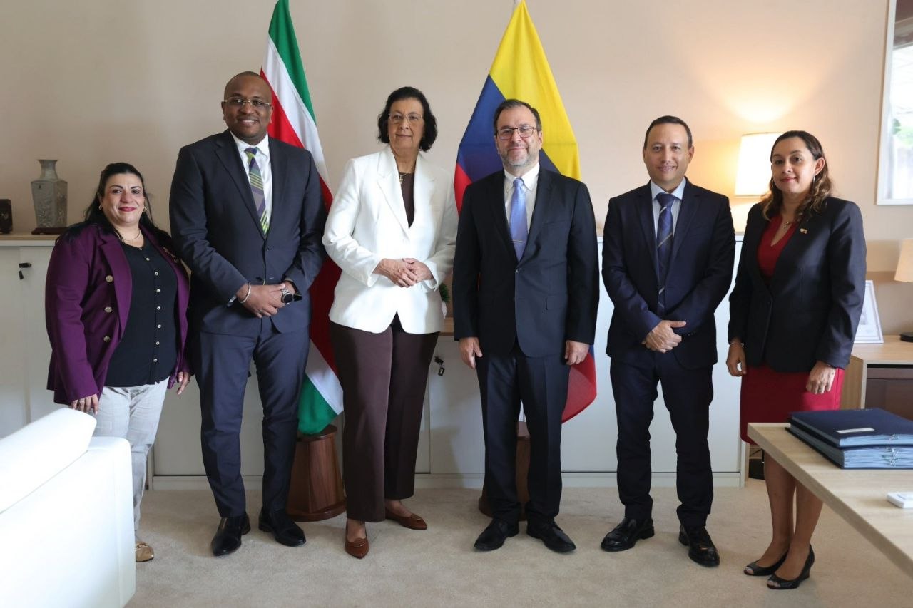 comisión de venezuela junto a presidenta de surinam
