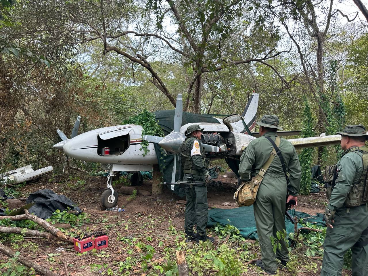 FANB desmantela campamento logístico y dos aeronaves ocultas en Apure durante Operación Vuelvan Caras 2025