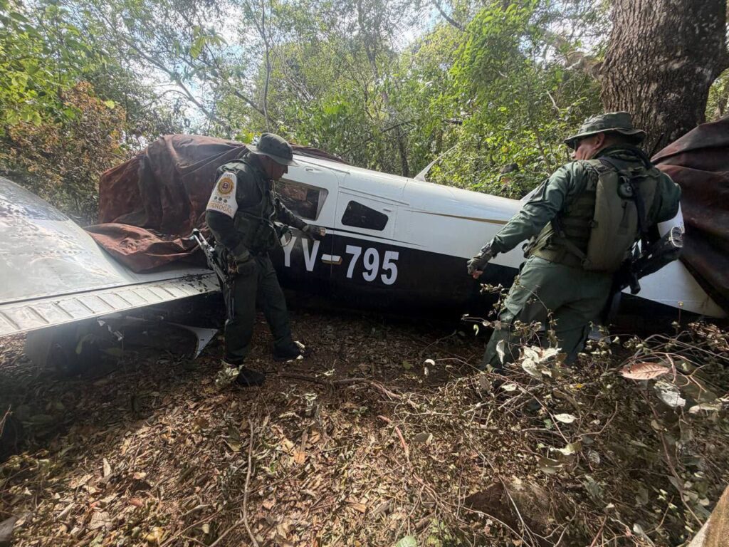 FANB desmantela campamento logístico y dos aeronaves ocultas en Apure durante Operación Vuelvan Caras 2025