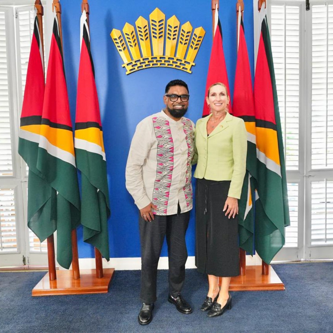 Nicole Theriot, embajadora de Estados Unidos en Guyana junto al presidente Irfaan Ali. Ambos han atacado a Venezuela