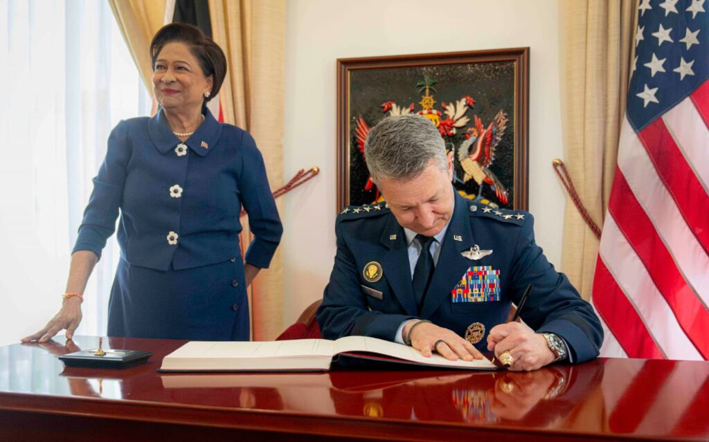 General Dan Caine junto a la Primera Ministra de Trinidad y Tobago, Kamla Persad Bissessar