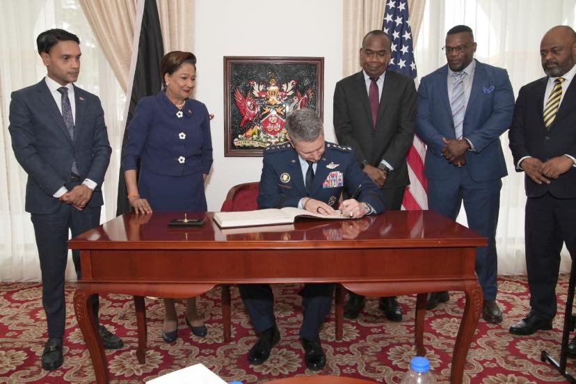 Primera ministra de Trinidad y Tobago, Kamla Persad Bissessar y parte de su gabinete junto al Jefe del Estado Mayor del Ejército de Estados Unidos