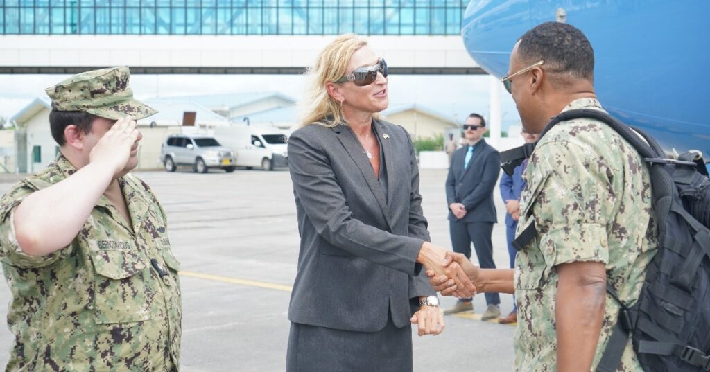 Nicole Theriot, embajadora de los Estados Unidos, junto a Alvin Holsey, Comandante del Comando Sur, en su visita a Guyana en plena escalada contra Venezuela. 