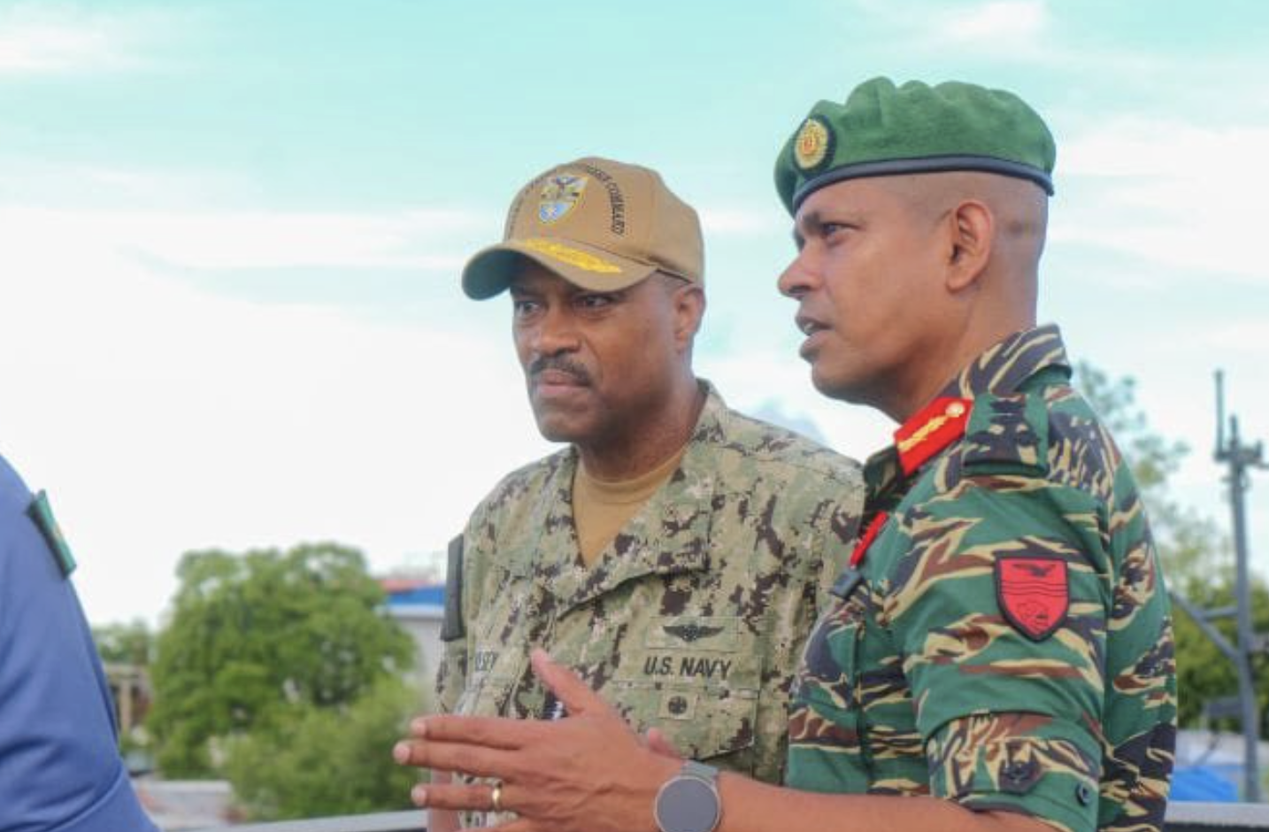 Jefe del Comando Sur de los Estados Unidos, Alvin Holsey junto a Omar Khan, jefe de las Fuerzas de Defensa de Guyana